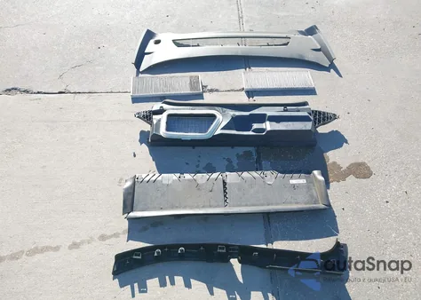 2022 Tesla Model Y Long Range Dual Motor All-Wheel Drive z USA, uszkodzony, nr VIN 7SAYGDEE4NF313705